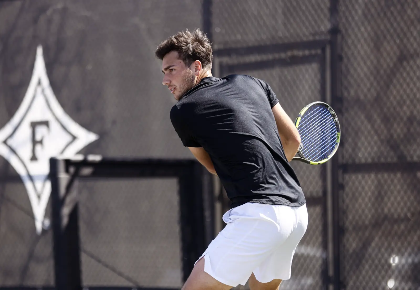 Elijah Poritzky preparing a backhand on court